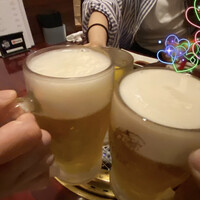 焼肉ギュウミー - まずはビールとレモンサワーで乾杯。
                
                娘はレモンサワーが大好き。
                
                さて、ギュウミーさん…銘柄牛にこだわりはないが
                
                全てA4ランク以上のお肉の黒毛和牛肉であるとか…