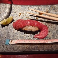 肉の匠 将泰庵 船橋駅前 はなれ店 - ①和牛の肉寿司（赤身と霜降りの二種）