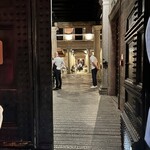 Il Salumaio di Montenapoleone - 女性を含めて四名で訪れた白いスニーカー姿の男性が交渉するも「今日は席が無い」と、素気なく断られる