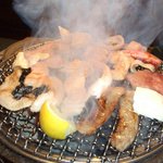 炭七輪のはな牛 - 焼き中