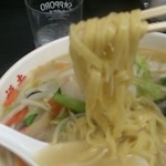福吉 - 平打ち麺は意外にもツルシコ系　スープと良く絡んで美味だが厚みがないので伸びやすい！