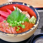 タカマル鮮魚店 - この日のおすすめメニュー。極上丼。