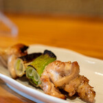 炭火焼鳥正ざわ - 2022.5 えんがわ（220円）手羽の皮