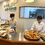 塩パン屋 パン・メゾン - 店内　焼き上がったばかりの塩パン　閉店まで後1時間ですが、どんどん焼いていました。