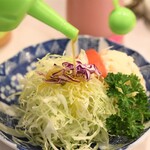 とん唐てん - サラダにハーブドレッシング