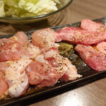 水七輪炭火焼肉 北浜にくや - 鶏もも、牛タン塩焼き