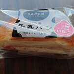 SANCH - ■牛乳パン ハーフ(いちご) 220円(内税)■