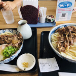 Udon No Shou Sanada - 左:肉玉ぶっかけ（並）　　右:肉玉ぶっかけ（中盛り）