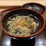 御料理 寺沢 - 炭火焼の鱸と蓴菜の椀物