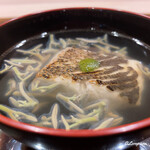 御料理 寺沢 - 炭火焼の鱸と蓴菜の椀物