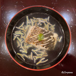 御料理 寺沢 - 炭火焼の鱸と蓴菜の椀物