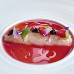 アジュール フォーティーファイブ - 美しき赤色のソースはガスパチョにフランボワーズを加え、フルーティーな酸味が心地よく美味しいものです。