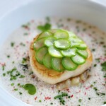 アジュール フォーティーファイブ - 帆立貝のポワレ、お花に見立てたグリーンアスパラ