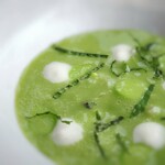 アジュール フォーティーファイブ - 白いものは新玉ねぎのブルーテ。下にはビーフコンソメ、蟹の身が隠れています。