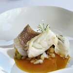 アジュール フォーティーファイブ - 甘鯛の下にはパプリカやグリーントマト。フェンネルの花や根の飾り付けもされています。