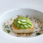 アジュール フォーティーファイブ - 帆立貝のポワレ お花に見立てたグリーンアスパラガス