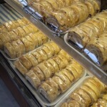 Luce di carino - パネトーネロールケーキ！カット売りと一本売りと有り(^^♪。密なパンのようなレーズン入りの生地にバタークリーム？？みたいなのが入って食べごたえあります＼(^o^)／