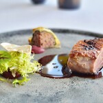 アジュール フォーティーファイブ - 艶やかなソースは鴨の出汁にフランボワーズで風味が付けられています。