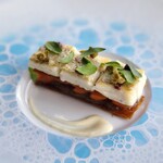 アジュール フォーティーファイブ - 白いソースは魚の旨味をベースにヴァンジョーヌを合わせたクリームソース。このソースで複雑性が増します。