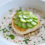 アジュール フォーティーファイブ - 帆立の下にはフレゴラというパスタとクスクスが敷かれ、食感のコントラストを楽しめます。