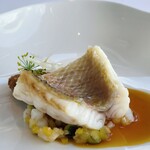アジュール フォーティーファイブ - 蒸された甘鯛はふっくらとして、ほろほろと崩れる感じが好きでした。