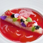 アジュール フォーティーファイブ - 海老の旨味にフルーティーで程よい酸味が良く合うとっても素敵なお料理です。