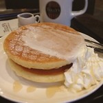 タリーズコーヒー - T's パンケーキ ブルーベリーハニー。席に着くまでに生クリームが滑り落ちちゃったw フワフワしっとりなパンケーキでした♪
