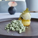 アジュール フォーティーファイブ - チーズのスフレ、河内晩柑、河内晩柑のムース、ヨモギのチップスの構成。