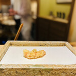 日本橋 蕎ノ字 - ■車海老（鹿児島産）
      ☆一つ目のレアの海老は塩で頂く。絶妙な火入れ加減である。