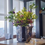 アジュール フォーティーファイブ - 店内中央にも綺麗なお花。