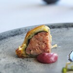 アジュール フォーティーファイブ - 鴨肉とフォアグラと鶏肉のミンチのパイ包み焼きに赤キャベツのマスタードが添えられています。