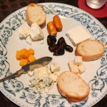 キッチン サカナヤ - チーズ盛合せ　税込950円