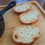 オリーブの丘 - アヒージョにセットされるパン3枚