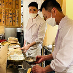 日本橋 蕎ノ字 - ◎大将がさくら海老の天ぷらを揚げるのを注視して勉強しているお弟子さん。いつか大成してほしい！