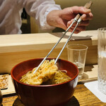 日本橋 蕎ノ字 - ◎暖かい蕎麦に揚げたてのさくら海老を投入❗️