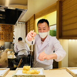 日本橋 蕎ノ字 - ◎穴子の天ぷらを真っ二つに割ると、サクッとジュワっと❗️