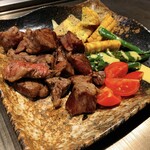 鉄ぱん屋 弁兵衛 - 牛角切りステーキと夏野菜の鉄板焼き