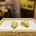 日本橋 蕎ノ字 - ◎馬糞雲丹を大葉に巻いた天ぷらは格別な美味さ。塩で頂く。　