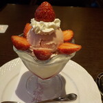 星乃珈琲店  - 苺のショートパフェケーキセット