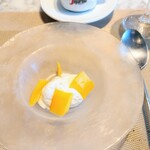 La Brianza - ヤギミルククレームダンジュマンゴー。ディカフェコーヒーと。パティシエさんの技ありドルチェありがとうございます☆ ふんわり口どけるクレームダンジュに季節感じられるマンゴーが夏っぽいですね〜(*^^*)☆