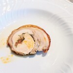 La Brianza - ポルケッタ豚ハーブ詰め物。やわらか巻きハム、皮目がパリパリ香ばしい。ちょっとピリ辛いい塩梅(*^^*)