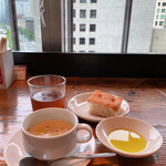 Q CAFE by Royal Garden Cafe - スープ・ホカッチャ・オリーブオイル・アイスティー