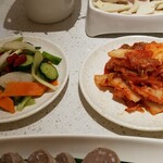 海底撈火鍋 - フリーの惣菜、左から中国の浅漬け、キムチ