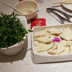 海底撈火鍋 - 左から豆苗、牛の血管？