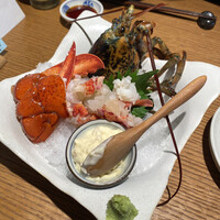 和えに - オマール海老の活活(イケイケ) 。オマール海老はぷりぷり、カニの爪とタルタルの相性バツグン。頭は最後にお味噌汁で再登場。