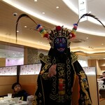 海底撈火鍋 - 近づき変面王を披露、顔は緑へ変化！