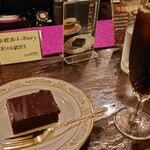 茜屋珈琲店 - アイスコーヒーとチョコレート菓子