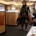 海底撈火鍋 - 近付いてきます、顔は白い！