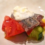Varmen - イワシとブラータ・チーズ　キュウリとトマトのサラダ
