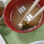 Hatoba Shokudou - お味噌汁は豆腐とワカメ